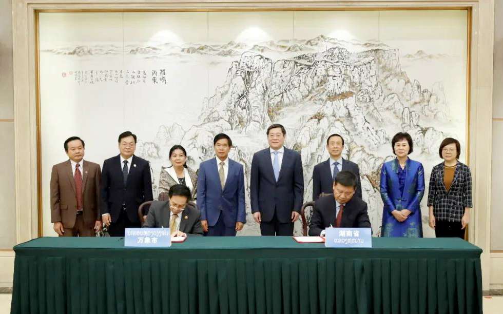 米蘭·(milan)中國官方網(wǎng)站環(huán)境向老撾萬象捐贈7臺環(huán)衛(wèi)裝備，助力“一帶一路”建設(shè)